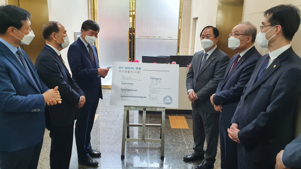 대학 관계자들이 서울 백석생활관 ‘조이하우스’를 둘러보고 있다.