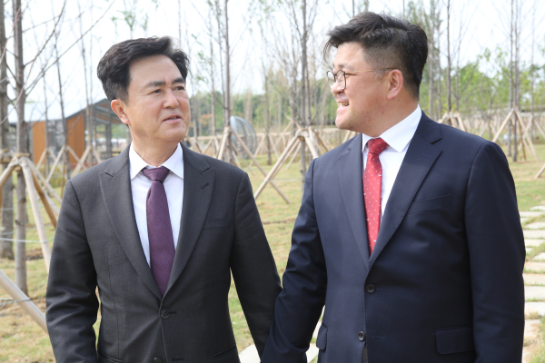 (왼쪽부터)김태흠 충남도지사 후보와 권용태 천안시장 예비후보