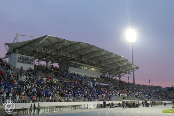 경기장을 찾은 충남아산FC 팬들