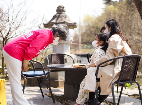 거리인사에 나선 강미애 세종시 교육감 예비후보