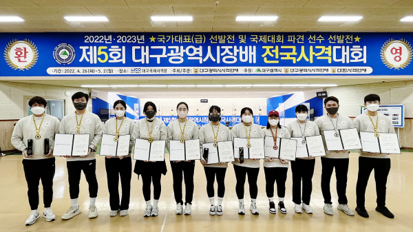 서산시청 사격팀이 2일 ‘제5회 대구광역시장배 전국사격대회’ 메달 획득 기념 단체사진 찍는 모습(좌부터 소승섭, 김영민, 정미라, 박해미, 고도원, 이은서, 염다은, 유현영, 오정은, 박성현, 김병호 선수)