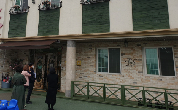 시 관계자가 차단망을 지원받은 어린이집을 방문 점검하고 있다