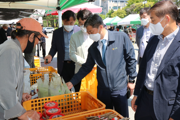 3일, 옛 충남도청 광장에서 '2022년 화요 직거래장터' 개장 모습