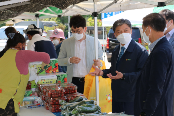 3일, 옛 충남도청 광장에서 '2022년 화요 직거래장터' 개장 모습