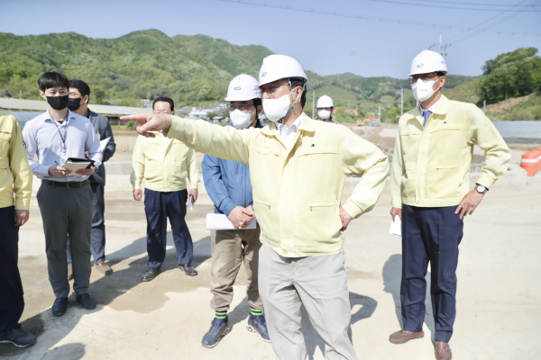 박상돈 시장, 옷갓골 소하천 재해복구사업 현장 점검 모습