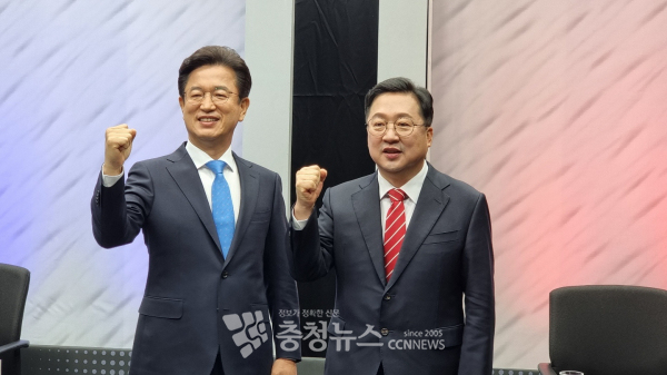 목요언론인클럽이 주관하는 대전시장 후보 TV토론회에 앞서 민주당 허태정(좌), 국민의힘 이장우(우) 후보가 파이팅을 외치고 있다.