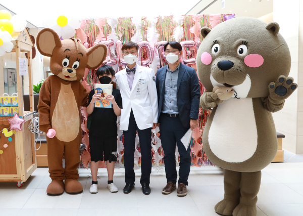 세종충남대학교병원 신현대 원장이 소아청소년과에 내원한 어린이 환아에게 어린이날 선물을 전달했다.
