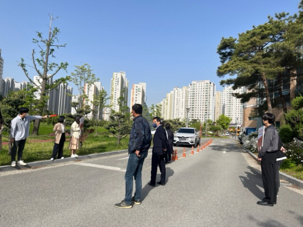 장기 주차 금지 계도 중인 배방읍 직원들