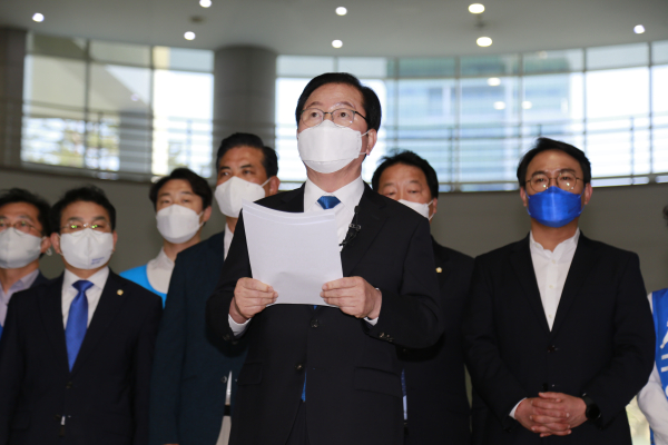 장종태 전 서구청장이 4일 시의회 로비에서 6월 1일 지방선거 서구청장 출마를 선언하고 있다.