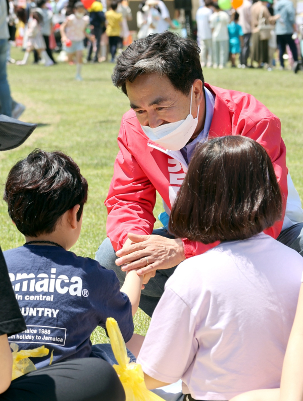 어린이와 대화를 나누는 김태흠 충남도지사 후보