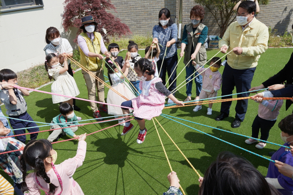 아동시설을 방문한 오세현 아산시장과 관계자들