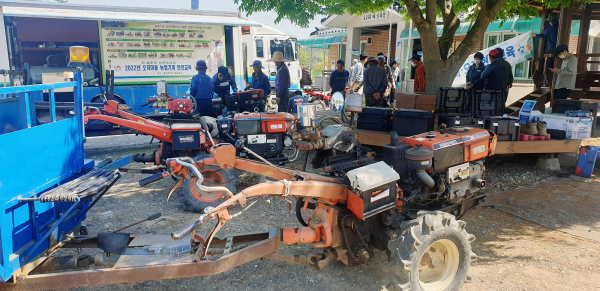 지난 3일 팔봉면 호리에서 농기계 안전교육과 수리를 진행하는 모습