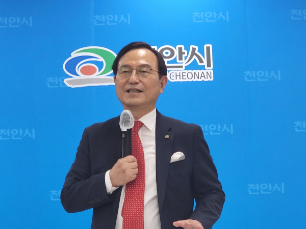 예비후보 등록 전 천안시청 브리핑실을 찾은 박상돈 천안시장