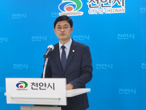 기자회견을 하는 이정문 수석 대변인