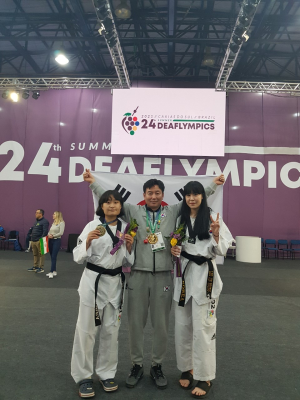 충남도청 태권도팀 이진영, 이다솜 선수가 제24회 하계 청각장애인올림픽(데플림픽)에서 입상하고 기념촬영을 하고 있다./충남도 제공