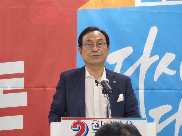 공약을 발표하는 박상돈 천안시장 후보