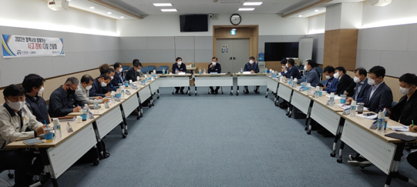 국가철도공단 양인동 강원본부장(가운데)이 11일 본부 회의실에서 ‘사고 ZERO 다짐 간담회’를 주재하고 있다.