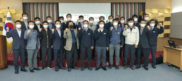 강원본부와 협력사 관계자들이 11일 본부 회의실에서 ‘사고 ZERO 다짐 간담회’를 시행하고 기념촬영을 하고 있다.