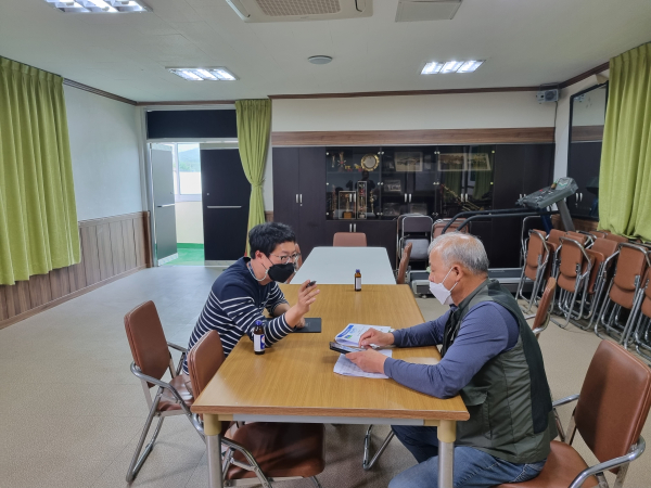 마을을 방문해 이장 대상 교육 진행 중인 사진