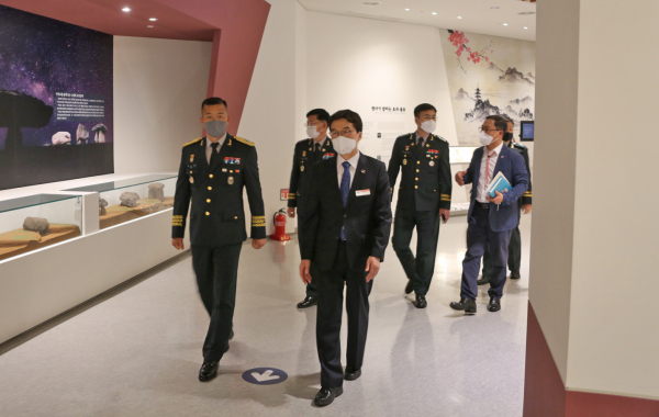 한국효문화진흥원 전시관을 관람하는 이승찬 총장과 문용훈 원장