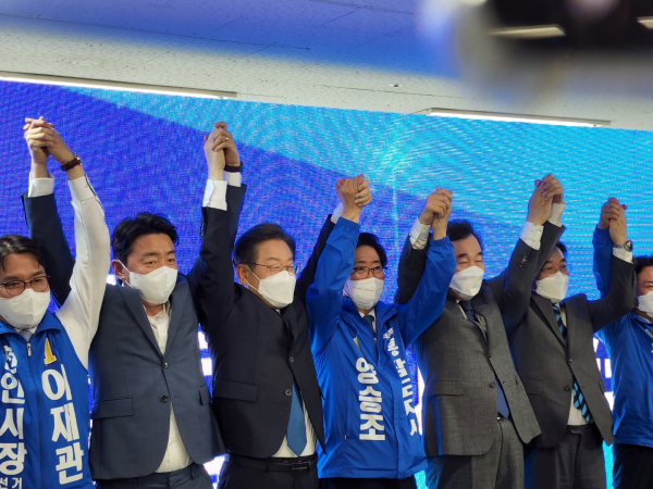 승리를 다짐하는 양승조 후보를 비롯한 민주당 관계자들
