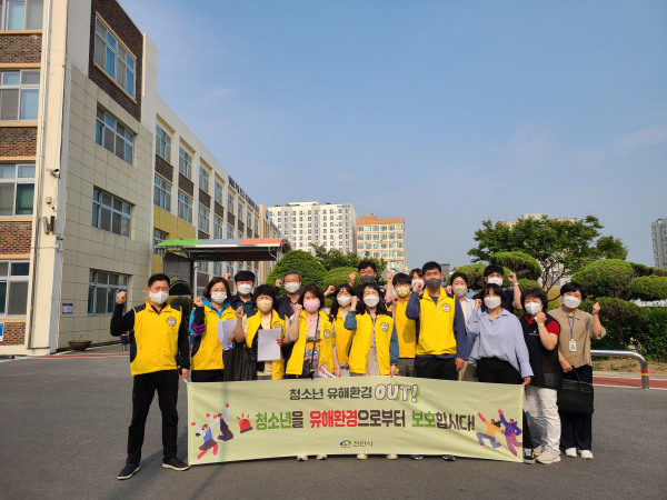 천안시와 경찰서, 청소년유해환경감시단이 지난 12일 유해업소 밀집 지역을 대상으로 청소년유해환경 합동점검