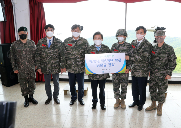 박병석 국회의장은 13일 인천 백령도 해병대 6여단을 찾아, 장병들을 격려했다.