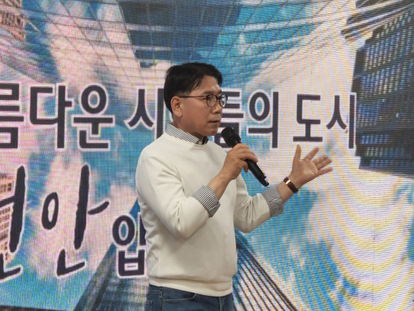 개소식 연설에 나선 이재관 천안시장 후보
