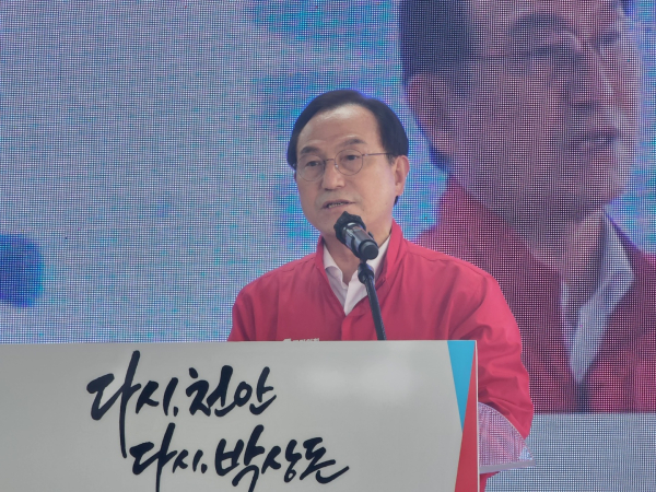 내빈을 소개하는 박상돈 천안시장 후보