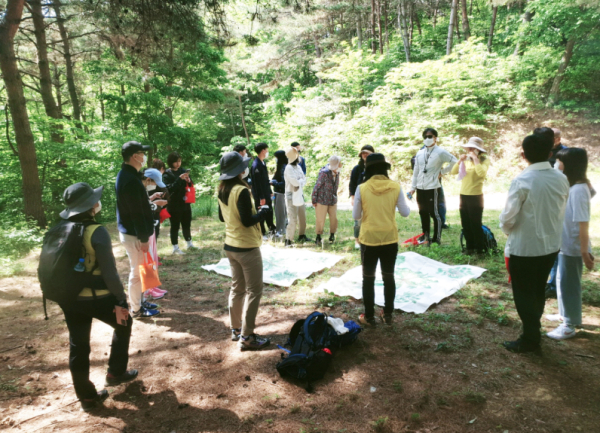 봉곡사 숲길 프로그램 진행 장면
