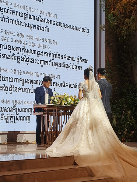 지난 15일 천안시 소재 베리컨벤션에서 다문화가정 ‘행복웨딩데이’가 진행되고 있다.