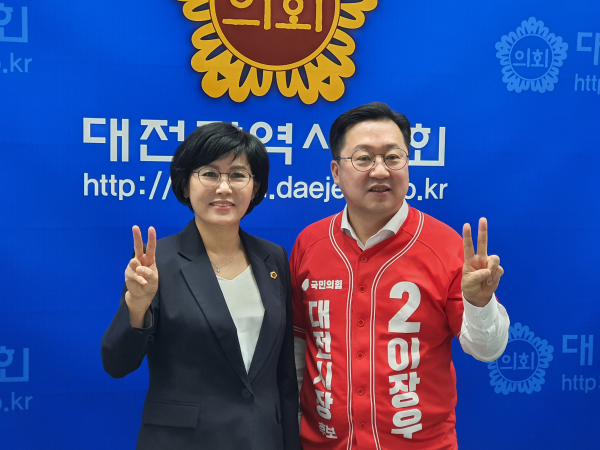 김인식 전 대전시의회 의장(왼쪽)은 16일 국민의힘 이장우 대전시장 후보 지지를 공식 선언했다.