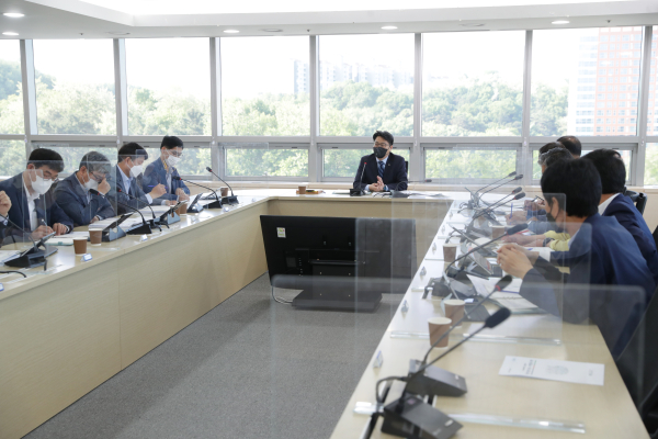 간부회의 진행 장면