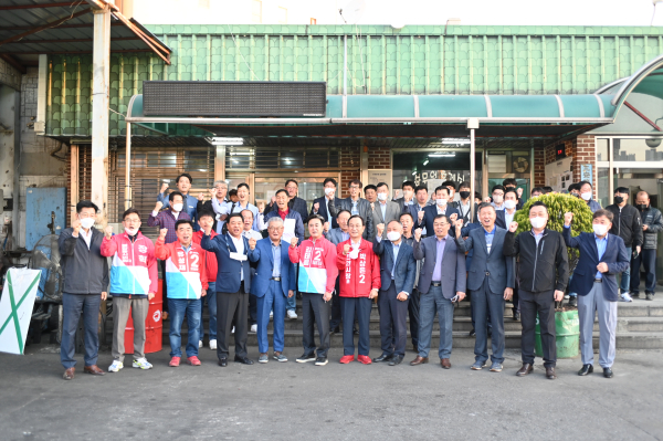 김태흠 국민의힘 충남지사 후보는 16일 새벽 천안 시내버스 관계자를 만나는 것으로 하루 일과를 시작했다.