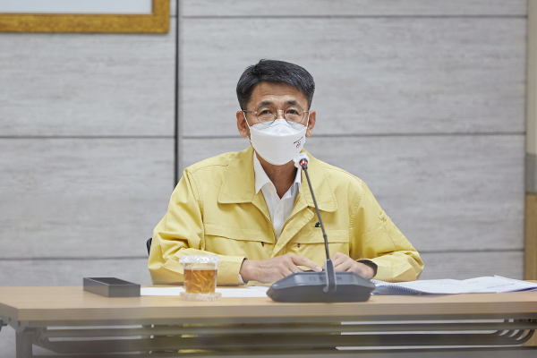 이태규 아산시장 권한대행이 회의를 주재하고 있다