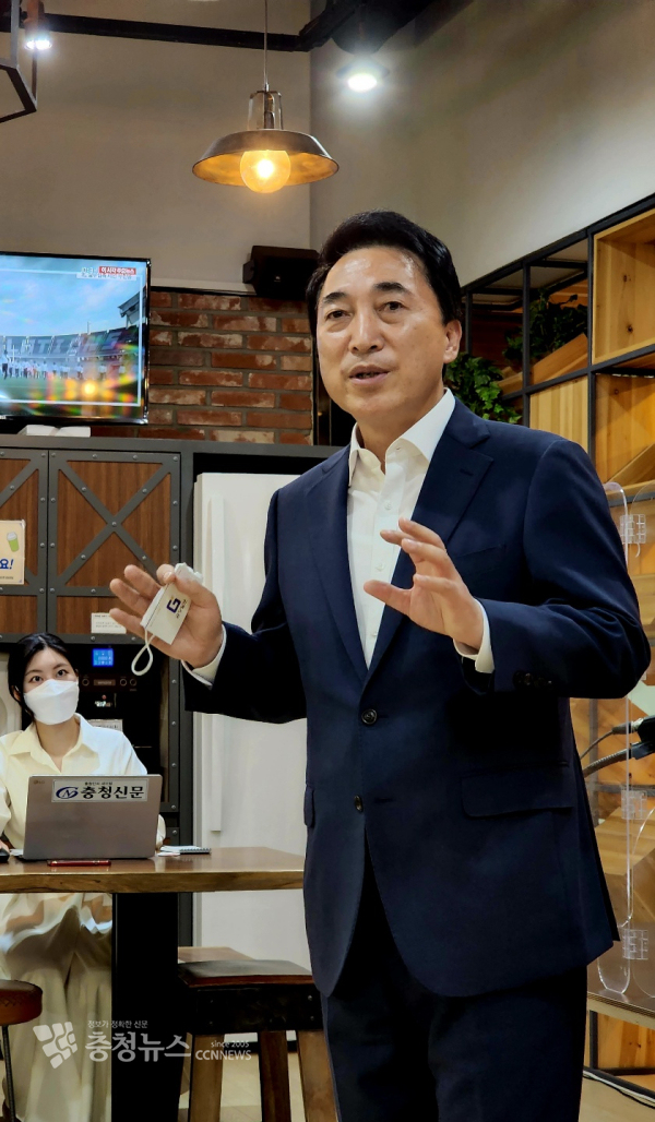 박수현 전 청와대 국민소통수석이 17일 충남도청 프레스센터에서 기자간담회를 하고 있다./이성엽 기자