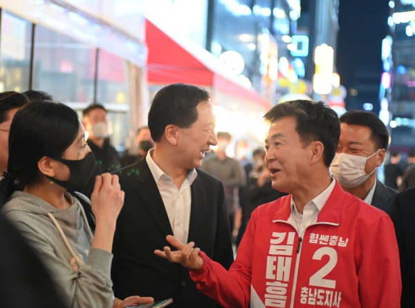 국민의힘 김태흠 충남지사 후보가 당 지도부와 함께 천안 신불당동 젊음의 거리에서 유권자와 대화하고 있다.