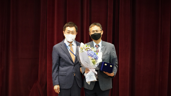2021 KBSI人 수상자 김승일 박사와 신형식 원장