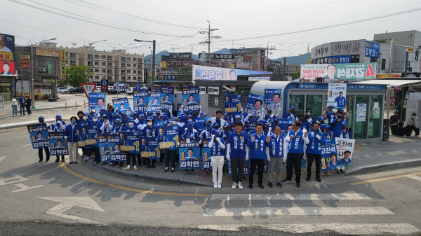 더불어민주당 김학민 예산군수 후보가 19일 출정식을 가졌다.