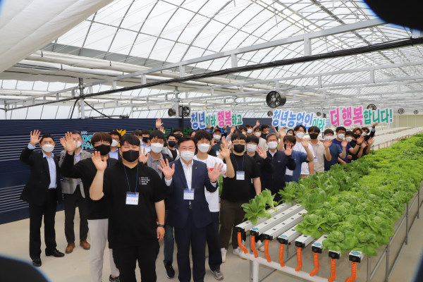 충남세종농협(본부장 이종욱)은 충남세종지역 청년농업인과 함께하는 희망농업 세미나를 19일 개최하고 동천안농협 스마트농업지원센터(조합장 조덕현)에서 청년농업인들의 밝은 미래를 응원했다.