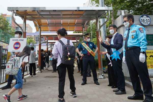 등굣길 안전 캠페인 진행 장면
