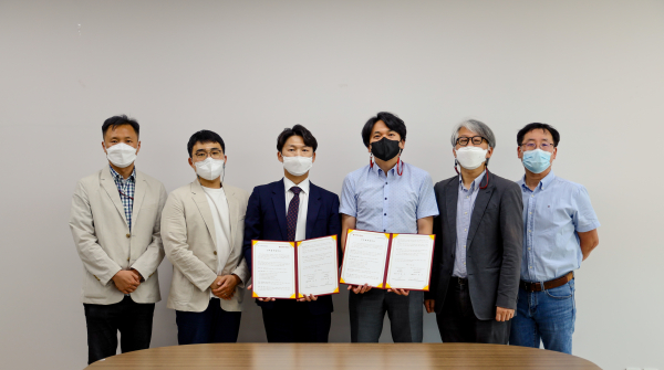 고려대 세종산학협력단, ㈜더바이오인포매틱스와 오믹스 기반 항노화-바이오헬스 분야 업무협약 체결식 모습