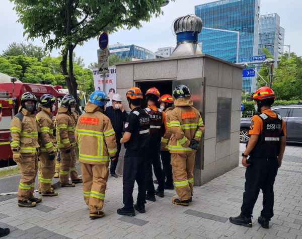 20일 둔산공동구는 화재 발생 시 공동구 비상구로 진입하는 훈련을 하고 있다.