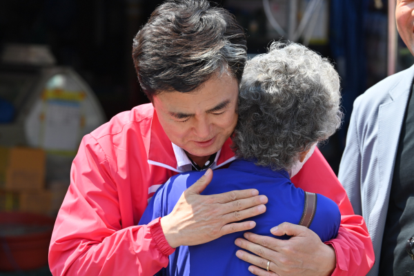 충남 당진과 부여를 찾은 국민의힘 김태흠 후보가 유권자의 지지에 화답하고 있다.