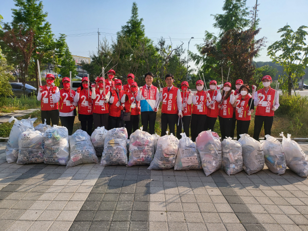 '쓰레기 줍기' 선거 운동 기념 사진