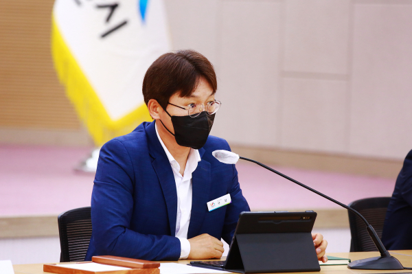 구상 서산시장 권한대행이 23일 시청 대회의실에서 열린 확대간부회의를 주재하는 모습