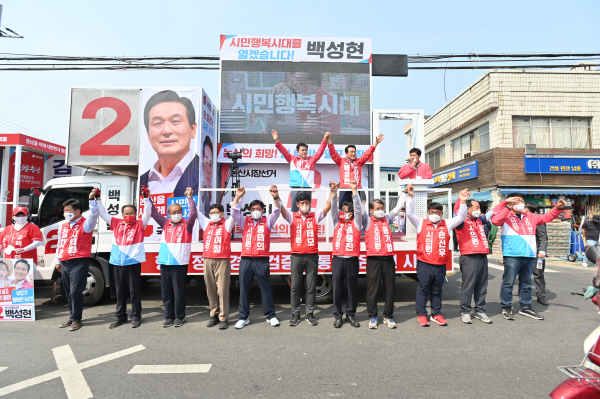 국민의힘 김태흠 충남지사 후보는 23일 논산 화지시장을 찾아 합동유세를 벌였다.