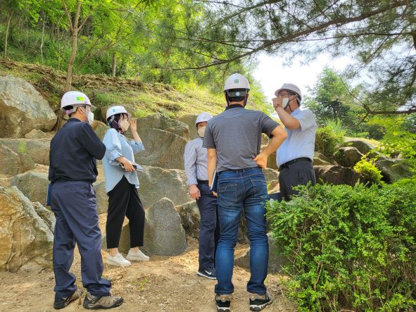 23일 (특)한국급경사지 안전협회와 함께 용운국제수영장 등 공공체육시설에 대해 급경사지 합동안전점검 모습