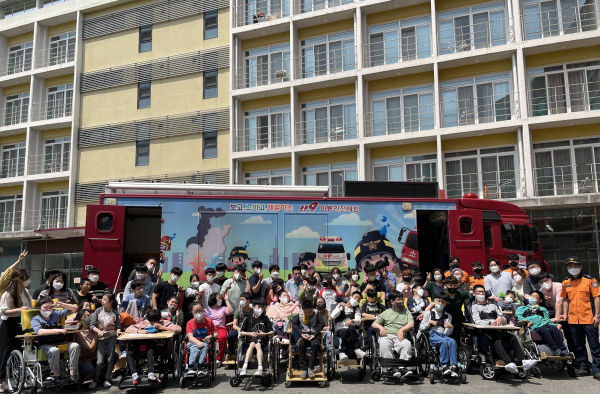 '학교로 찾아가는 소방안전교육' 기념사진(사진=천안서북소방서)