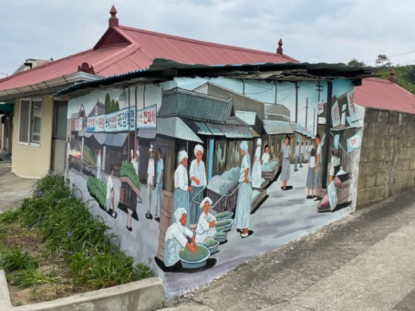 도고면 신언리 일원에 조성된 마을 벽화장면